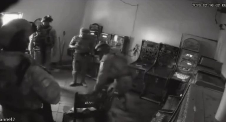 Supuestos militares son exhibidos torturando a joven en Peribán