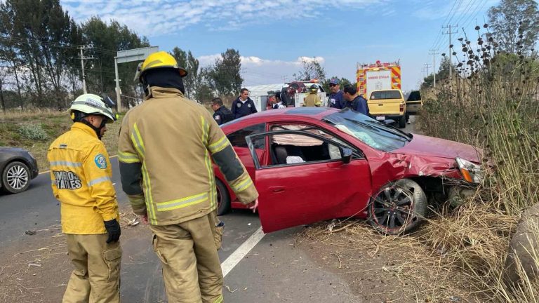 Se registra accidente automovilístico en la carretra Morelia-Pátzcuaro; adulto mayor queda herido