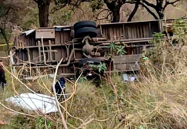 Volcadura de autobús de jornaleros deja un muerto y al menos 20 heridos en la carretera La Piedad-Manuel Doblado