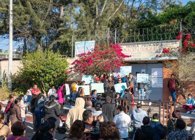 En demanda de que SEE asigne director, maestros de la primaria «Ignacio López Rayón» mantienen paro