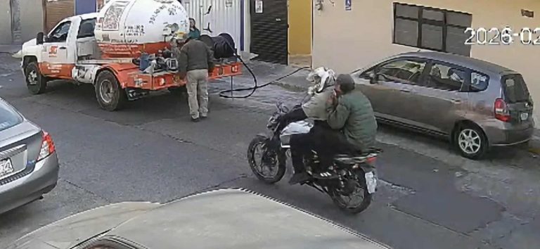 Sujetos en moto presuntamente asaltan a empleado de ServiGas en Morelia