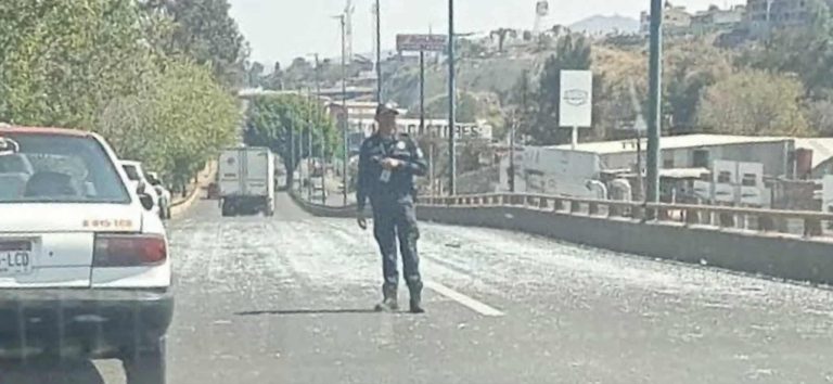 Placas de vidrio se hacen añicos tras caer de camioneta en el Libramiento Norte de Morelia