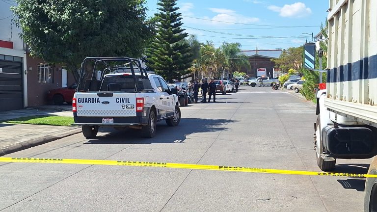 Pistoleros asesinan a motociclista por fuera de un colegio, en Uruapan