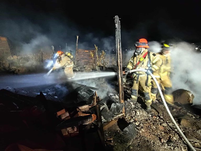 Arden varias casas en la colonia irregular El Polvorín, al poniente de Morelia