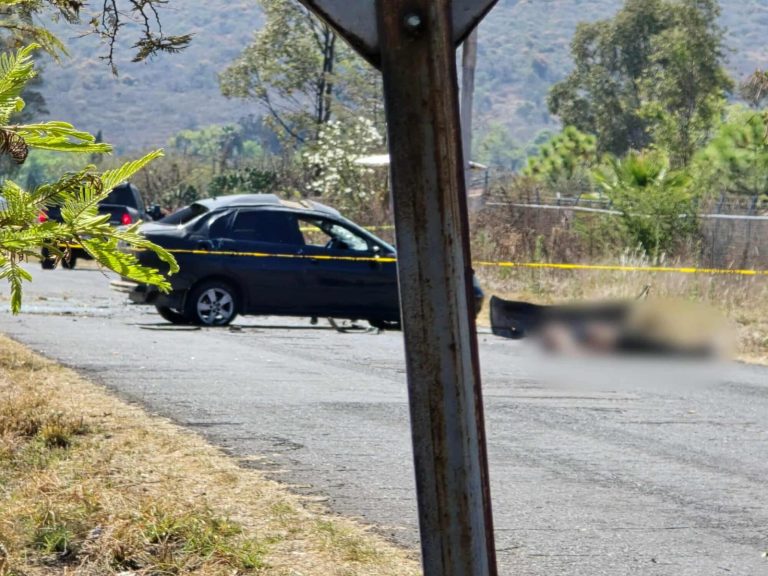Volcadura automovilística deja un muerto y dos lesionados en Tacícuaro, municipio de Morelia