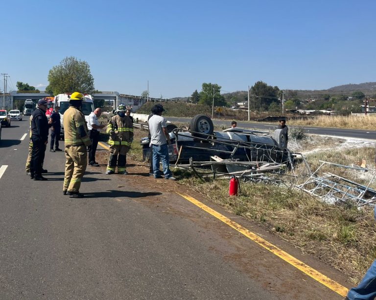 Vuelca camioneta en la carretera Morelia-Pátzcuaro; hay 2 heridos