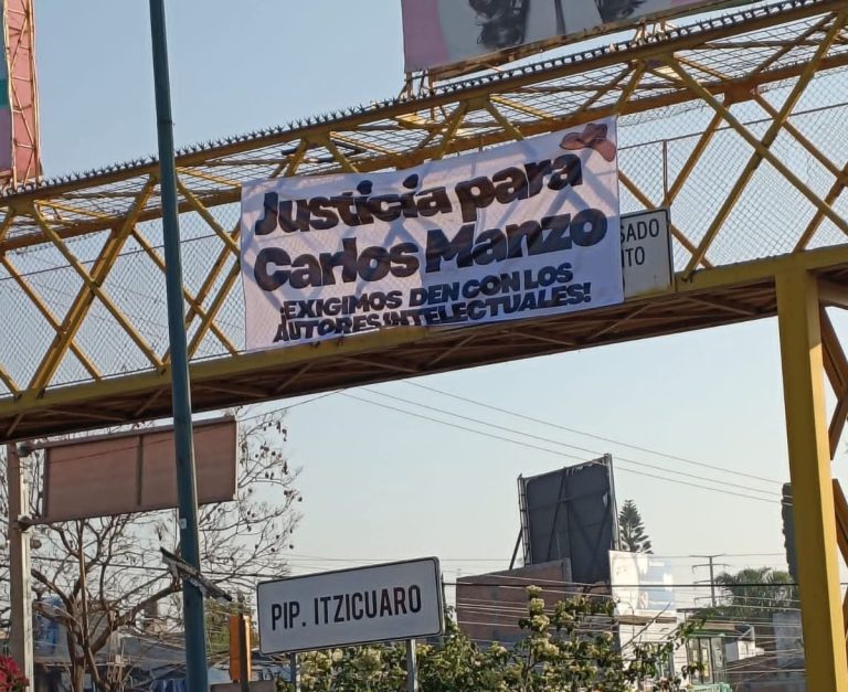 Colocan lona en puente peatonal de Morelia para exigir justicia por el asesinato de Carlos Manzo