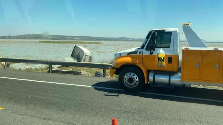 Automovilista muere tras choque contra tractocamión en la autopista Morelia-Salamanca