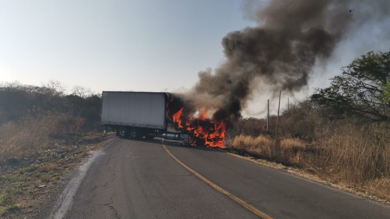 Bloqueos y quema de vehículos en distintos puntos de Michoacán y Jalisco, tras operativo Tapalpa