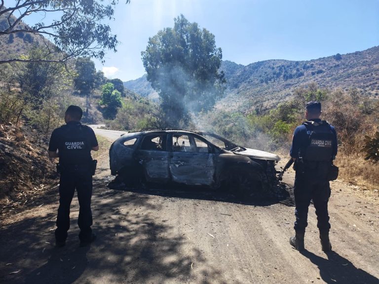 Sujetos atraviesan y queman un vehículo en un rústico camino de Queréndaro