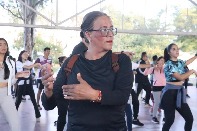 Realizarán jornada de activación física en conmemoración el Día de la Mujer El próximo 6 de marzo a partir de las 9:00 horas en el CDER  La Comisión Estatal de Cultura Física y Deporte (Cecufid) invita a todas las mujeres a participar en la jornada de activación física que se llevará a cabo el próximo viernes 6 de marzo. La cita es en el Centro Deportivo Ejército de la Revolución (CDER) a partir de las 9:00 horas. Esta iniciativa se desarrolla en el marco de las conmemoraciones por el Día Internacional de la Mujer y forma parte de las estrategias del Plan Michoacán por la Paz y la Justicia. Con esta actividad, se prevé reunir a más de 200 michoacanas de todas las edades. La jornada contará con la presencia de deportistas como la medallista paralímpica Doramitzi González y Lizbeth Ramírez, quien conquistó ocho medallas en la Paralimpiada Nacional 2025. Bajo el lema “La fuerza de Michoacán está en sus Mujeres”, esta jornada pretende ser un espacio lleno de alegría, convivencia y actividad física para todas las presentes. “Esta actividad es fundamental; el deporte siempre ha sido un motor de igualdad, y con eventos como este, lo hacemos realidad. Las invitamos a sumarse y ser parte de esta gran activación”, compartió el director de la Cecufid, Raúl Morón Vidal  La entrada es libre y para todas las edades; solo se necesita presentarse el día del evento. Habrá playeras conmemorativas de regalo y muchas sorpresas más.