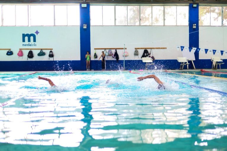 Atletas morelianos entrenan en instalaciones del Imcufide, rumbo a la Copa Continental de Triatlón
