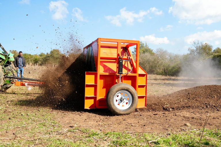 Entregan equipamiento agrícola para composta en Salvador Escalante