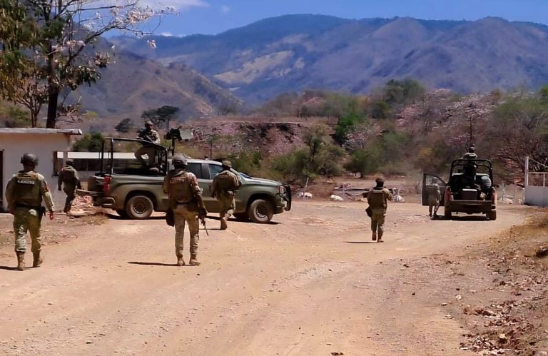 Despliegue militar refuerza vigilancia en Aguililla tras reporte ciudadano