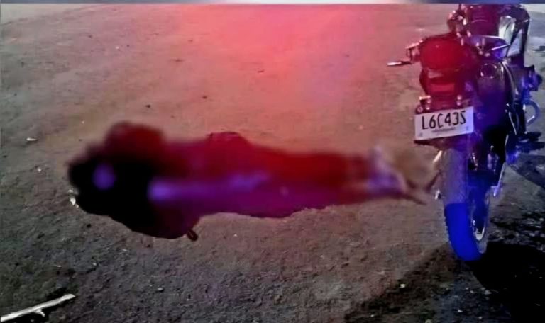 Joven asesinado a balazos por motociclistas que huyeron a pie después de accidentarse