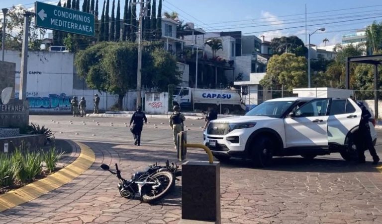 Dos delincuentes heridos al intentar robar camioneta y enfrentarse a balazos contra escoltas, en Uruapan