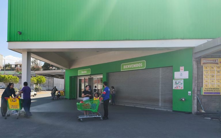 Violencia tras caída de “El Mencho” obliga al cierre de Oxxo y Bodega Aurrera en Michoacán