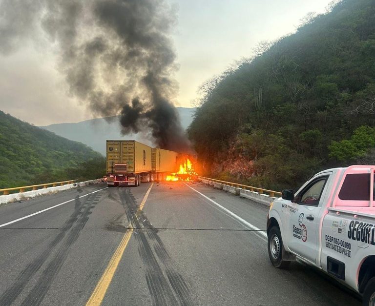 Esperan reabrir autopista siglo XXI esta tarde, tras accidente