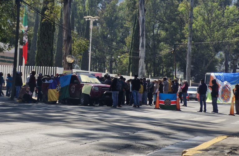 Indígenas bloquean CFE en Morelia, exigen pare contaminación