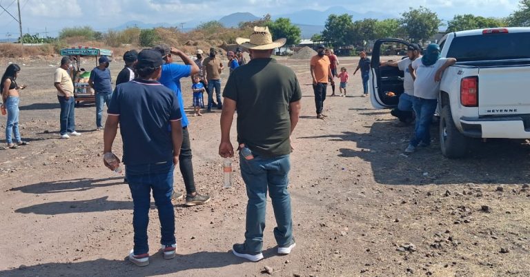 Con bloqueos carreteros denuncian presuntas desapariciones en Buenavista Tomatlán