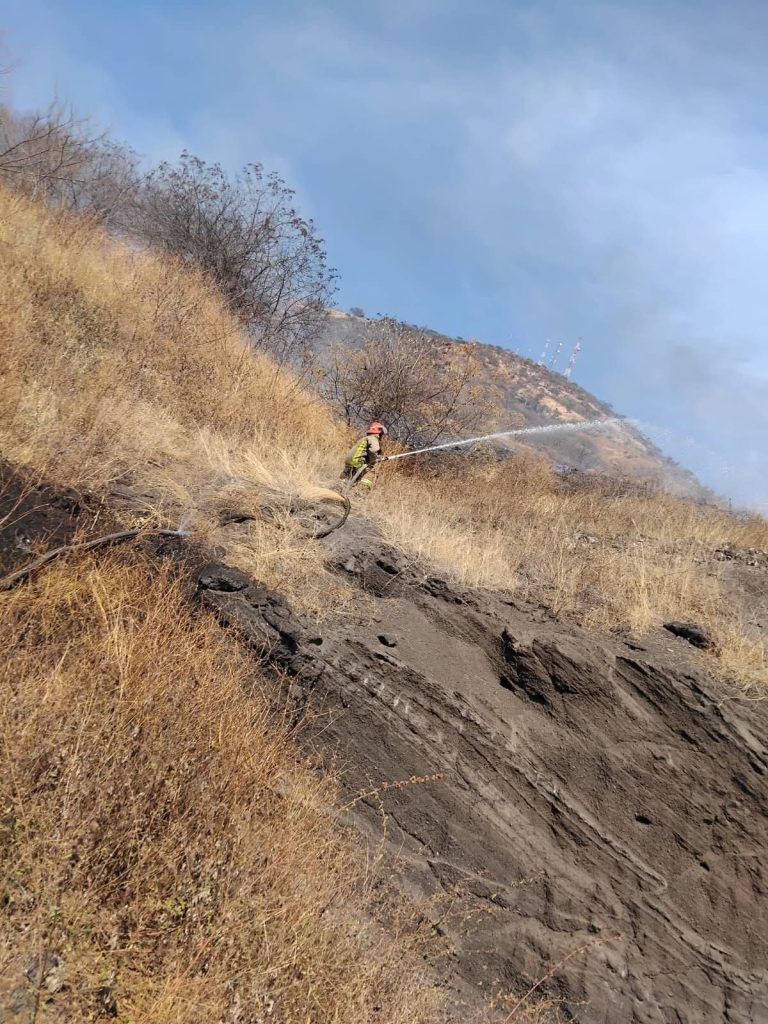 Controlan incendio en el cerro Húngaro tras 72 horas de labores