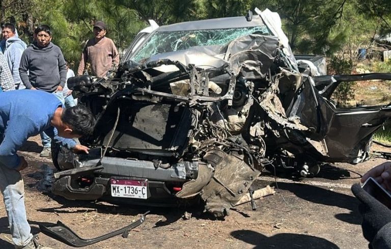 Choque entre camioneta y camión de carga deja a un joven gravemente herido en la carretera Uruapan-Los Reyes