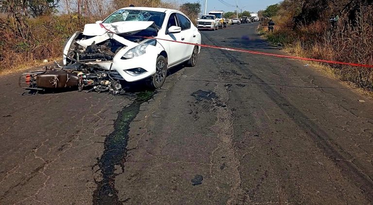 Motociclista muere en choque contra auto, en Zamora