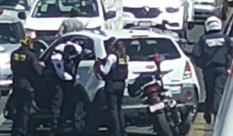 Chocan dos vehículos en la avenida Madero Poniente de Morelia, en la salida a Quiroga