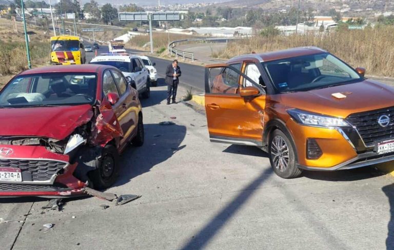 Ocurre choque entre dos autos en el camino Morelia-Ciudad Salud