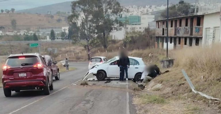 Vuelca auto en la carretera Morelia-Maravatío