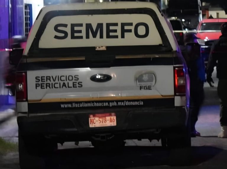 Ejecutan a dos jóvenes con arma larga en plena vía pública en Cotija