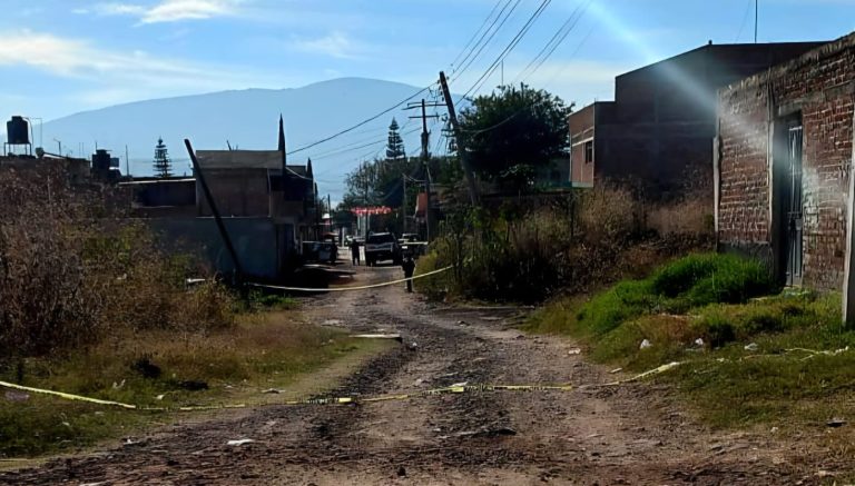 Localizan cadáver lapidado de un joven, en la colonia Los Álamos de Jacona