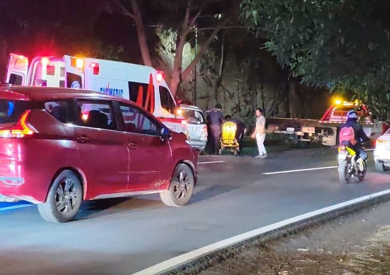 Adulto mayor queda herido tras choque de auto contra árbol, en el Libramiento Sur de Morelia