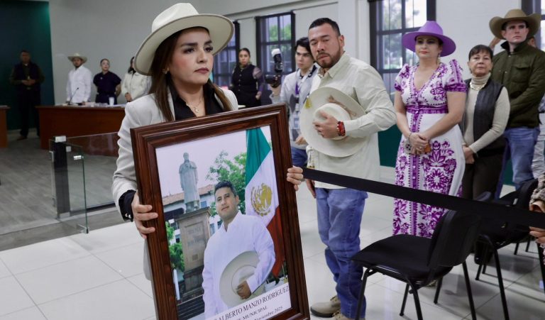  ¡Ya no más autores materiales!, Grecia Quiroz exige investigar crimen de Carlos Manzo