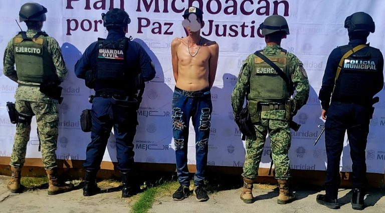 Detienen a hombre con arma hechiza y presunta droga, en Apatzingán