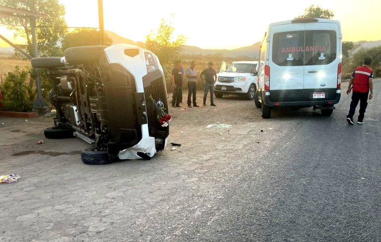 Choque entre dos camionetas deja tres personas lesionadas en Huetamo