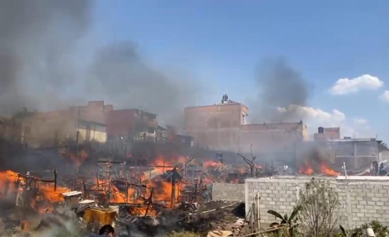 Arden tres viviendas en la colonia Ampliación 2 de Diciembre, cerca de Ciudad Jardín