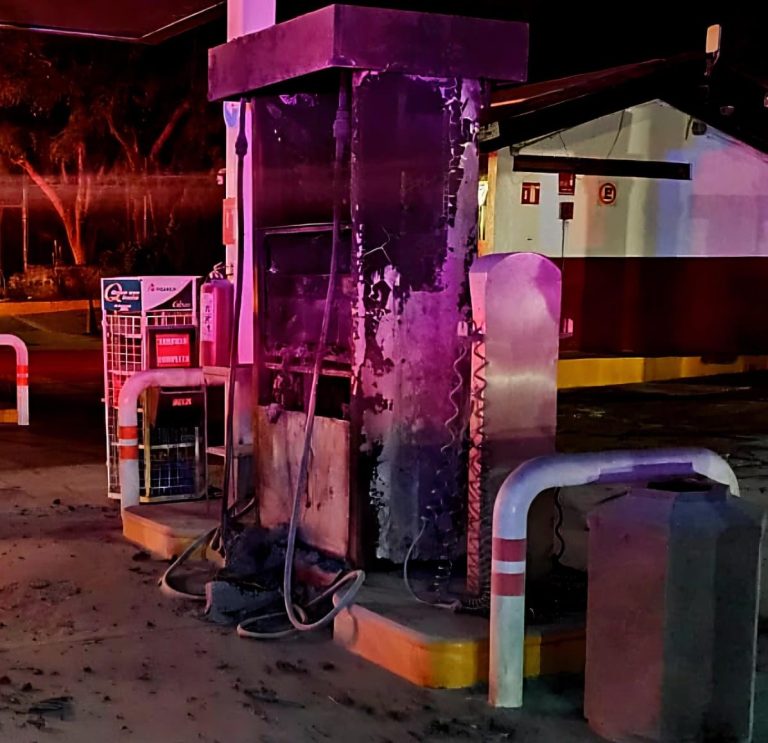 Delincuentes incendian máquina despachadora de combustible y rafaguean fachada de tienda Oxxo, en Cuitzeo