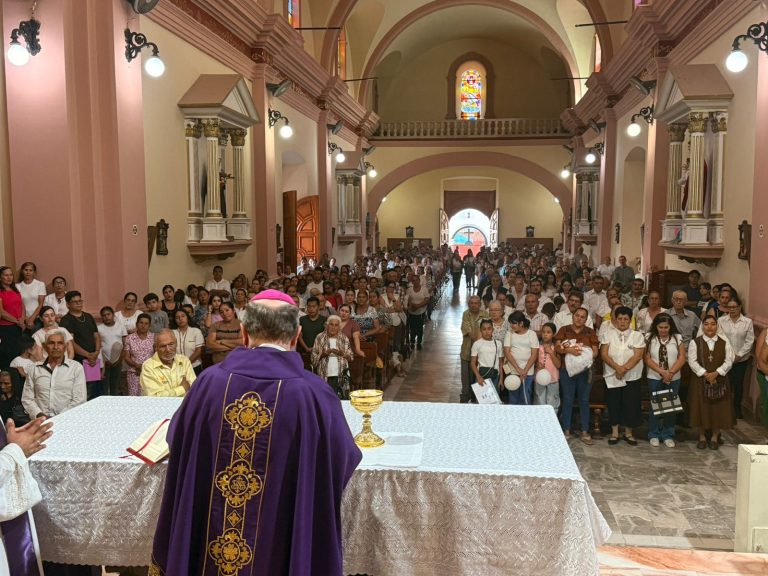 Realizan procesión por la paz en Aguililla