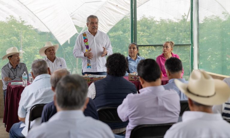 Se reúne Raúl Morón con productores de berries en Los Reyes