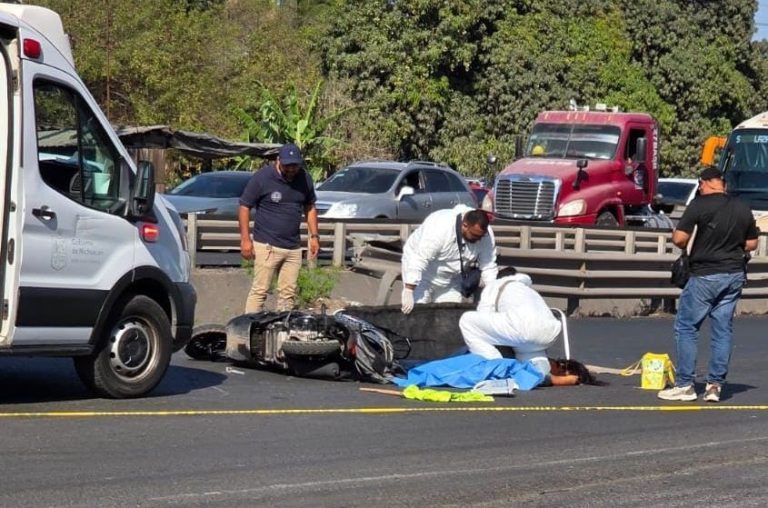 Camión de carga arrolla y mata a motociclista, en Lázaro Cárdenas