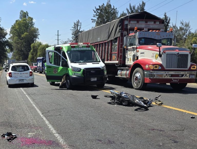 Trailero embiste a dos adultos de motociclistas y huye, en Zamora