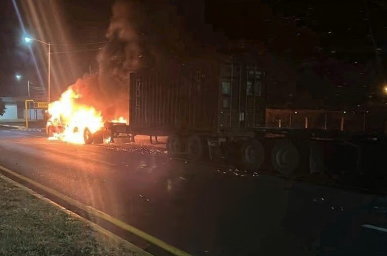 Bloqueos y balaceras nocturnas en varios puntos Michoacán