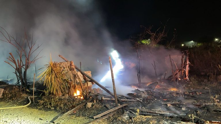 Incendio de pastizal alcanza casa abandonada atrás de la Plaza Paseo Poniente, de Morelia
