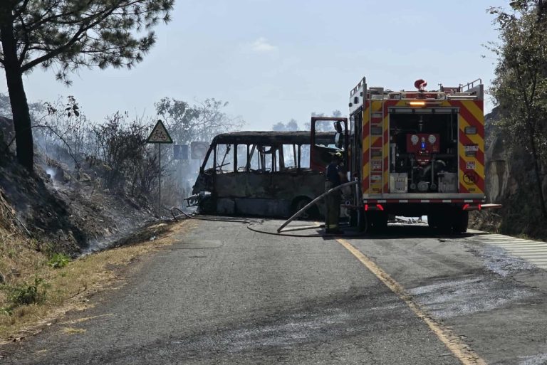 Delincuentes queman dos vehículos en Antigua Carretera a Pátzcuaro