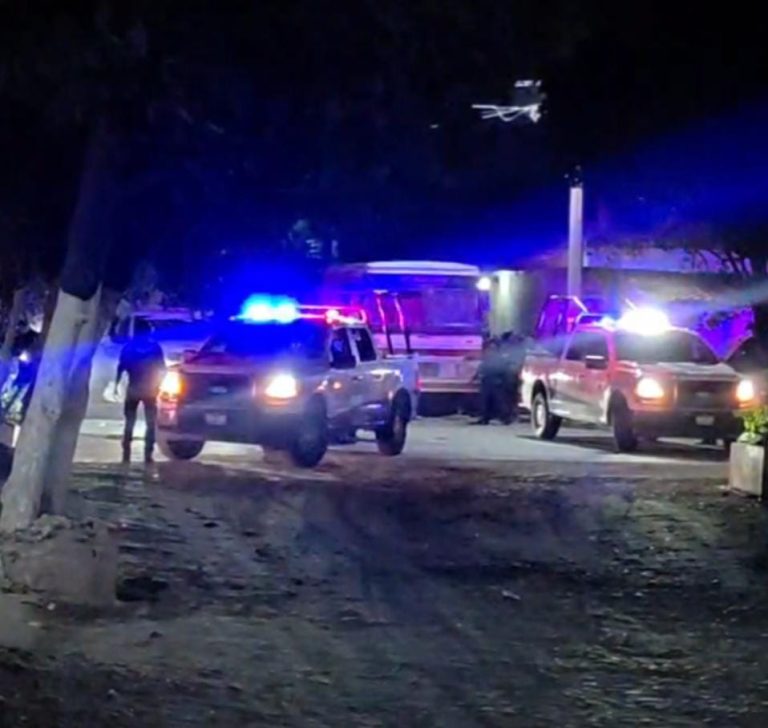 Muere presunto implicado en robo tras persecución y choque en Apatzingán