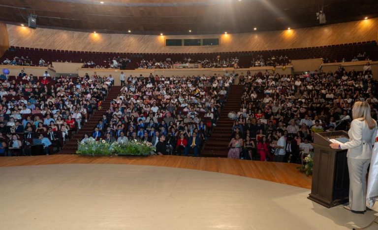 Entrega de cartas de pasante a egresados de la Licenciatura en Biotecnología