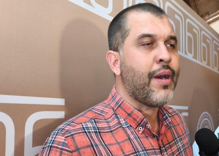 Acusa René Valencia abandono de pruebas; señala desdén de la FGE tras atentado