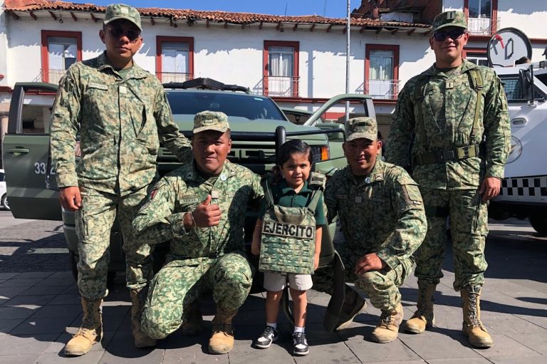 Ejército Mexicano y Guardia Nacional instalan la Exposición Militar y Fotográfica “Honor en cada Misión” en Uruapan