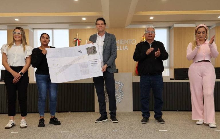 Entregan plano de autorización y regularización de la colonia Ampliación Los Sauces